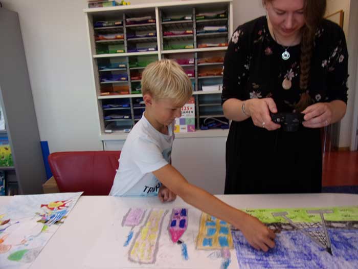 Marieke tijdens kunst in de klas